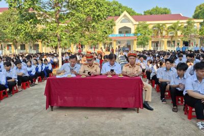 TRƯỜNG THPT PHAN BỘI CHÂU – NAM DONG PHỐI HỢP VỚI ĐỘI CẢNH SÁT GIAO THÔNG SỐ 4 – CÔNG AN TỈNH LÂM ĐỒNG  TỔ CHỨC TUYÊN TRUYỀN PHÁP LUẬT VỀ AN TOÀN GIAO THÔNG ĐƯỜNG BỘ VÀ HƯỚNG DẪN KỸ NĂNG LÁI XE GẮN MÁY AN TOÀN CHO LỨA TUỔI HỌC SINH